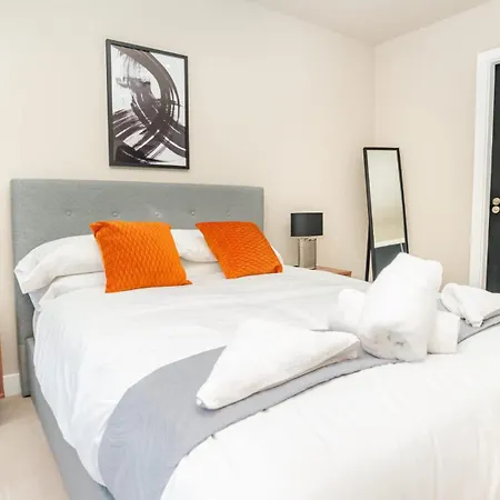 Stylish And Bright 2 Bed In
