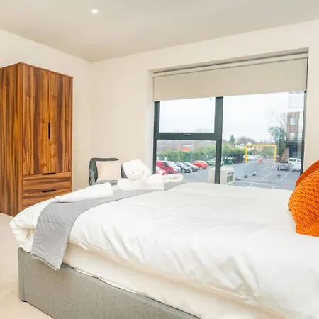 Stylish And Bright 2 Bed In *