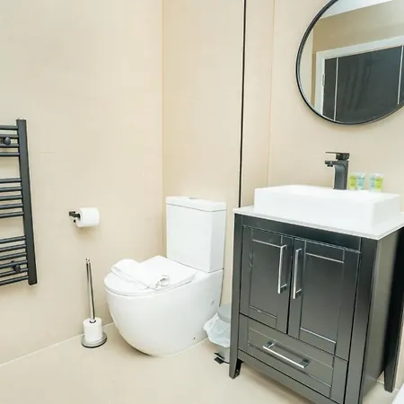 Stylish And Bright 2 Bed In *